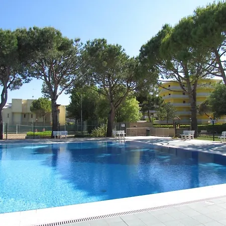 Relax By The Pool - Beahost بيبيوني