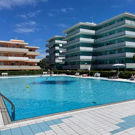 Relax By The Pool-beahost Lejlighed *